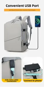 Detailansicht des USB-Ladeanschlusses am wasserfesten hellgrauen Business-Rucksack