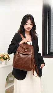 Vue détaillée du sac à dos en cuir souple marron vintage avec poches zippées chic