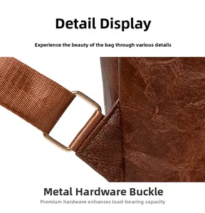 Gros plan détaillé sur la texture du cuir et les boucles dorées du sac à dos marron
