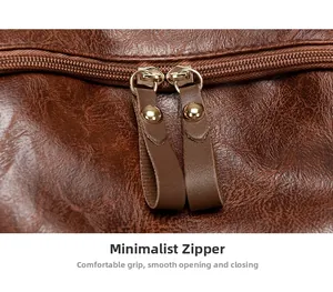 Détails des fermetures éclair dorées sur un sac à dos en cuir marron chic