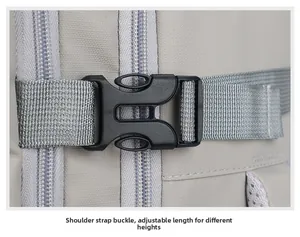 Detail der verstellbaren Schultergurtschnalle an einem eleganten Business-Rucksack