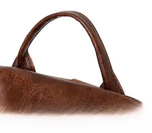 Gros plan de la poignée du sac à dos en cuir marron avec coutures solides et texture lisse