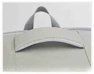 Makro-Detail des gepolsterten Griffs mit atmungsaktivem Netzgewebe am grauen Rucksack