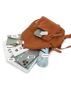 Detailweergave van een corduroy rugzak met opbergruimte voor tablet, paraplu en accessoires