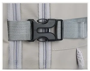 Detailansicht der seitlichen Schnalle und des Reißverschlusses am grauen Rucksack