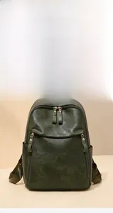 Vue avant du sac à dos en cuir vert foncé avec deux poches zippées verticales