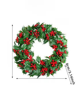 Detailansicht eines 40cm Weihnachtskranzes mit roten Beeren und grünen Blättern im Profil