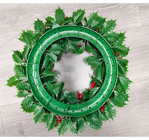 Nahaufnahme der robusten grünen Kunststoff-Rückseite des Weihnachts-Beerenkranzes