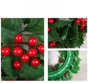 Makrodetail der künstlichen Weihnachtsholunderbeeren und gezackten Blätter mit Basisrahmen