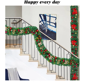 Détail de guirlande de Noël avec pommes de pin et boules sur un escalier blanc