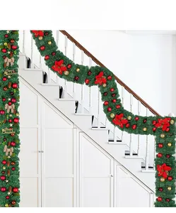 Guirlande de Noël verte avec pommes de pin, poinsettias rouges et ornements dorés