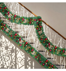 Détail d'une guirlande de Noël avec pommes de pin et boules sur un escalier