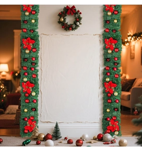 Détail de guirlande de Noël verte avec des poinsettias rouges et des boules