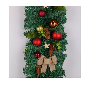 Détail de guirlande de Noël avec pommes de pin, boules rouge or et nœud en lin