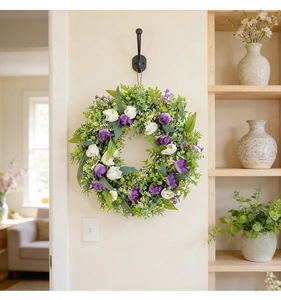 Detalle de corona de tulipanes con flores moradas en la pared para decoración