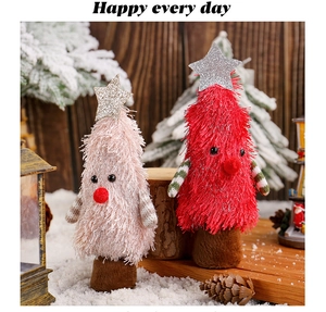 Gros plan de poupées sapin de Noël en peluche avec étoiles et texture douce