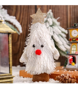 Détail macro d'une peluche de sapin de Noël blanc avec étoile dorée et décor festif