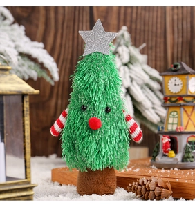 Détail de la figurine sapin de Noël en peluche avec étoile et bras rayés