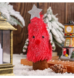 Détail d'une décoration de sapin de Noël en peluche rouge avec étoile et bras rayés