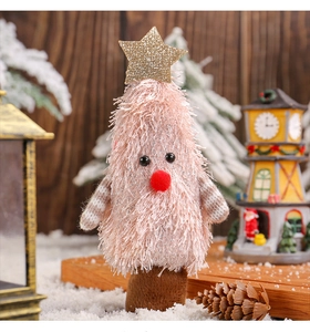 Détail d'un sapin de Noël en peluche rose avec étoile dorée et texture douce et soyeuse