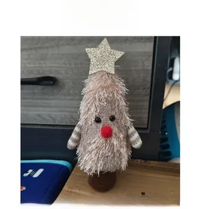 Vue détaillée du gnome sapin de Noël en peluche rose avec étoile dorée et bras rayés