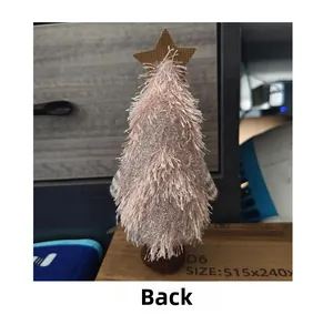 Vue arrière du sapin de Noël en peluche rose avec étoile dorée sur le dessus