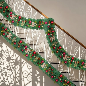 Guirlande de Noël en PVC avec pommes de pin, boules rouges et étoiles sur escalier blanc