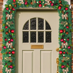 Guirlande de Noël en PVC avec pommes de pin, boules rouges et étoiles sur une porte