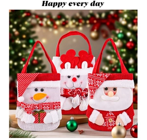 Détail des sacs-cadeaux de Noël en tricot avec des figurines 3D de bonhomme de neige et cerf
