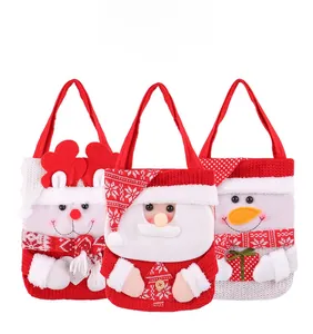 Détail des sacs de Noël tricotés avec poupées 3D du Père Noël, renne et bonhomme de neige
