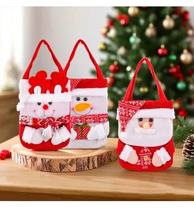 Détail des sacs-cadeaux de Noël tricotés avec motifs 3D Père Noël et Bonhomme de neige