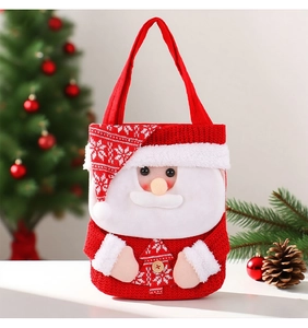 Détail du sac cadeau de Noël tricoté rouge avec père Noël en 3D et anses robustes