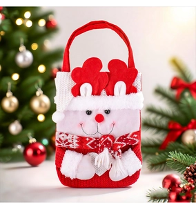 Vue détaillée du sac cadeau élan de Noël avec écharpe rouge et détails en peluche