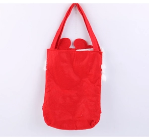 Détail du sac cadeau de Noël en feutre rouge avec motif bonhomme de neige et poignée