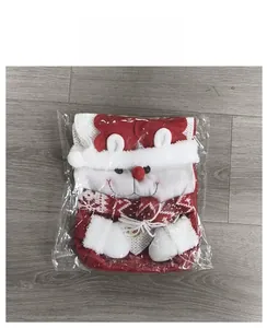 Vue détaillée d'un sac cadeau de Noël tricoté avec un ours mignon dans un emballage plastique