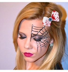 Lazo para el pelo de Halloween con manchas de sangre y detalle de ojo azul para fiestas