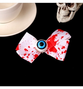 Detalle del lazo para el pelo de Halloween con sangre impresa y ojo azul realista