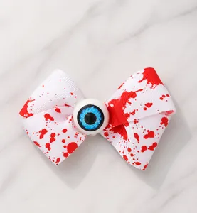 Detalle del clip de pelo para Halloween con salpicaduras de sangre y un ojo artificial azul