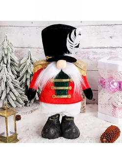 Détail d'un gnome casse-noisette de Noël en uniforme rouge et chapeau à plumes