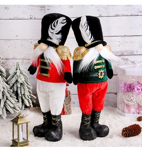 Détail de gnomes casse-noisette de Noël avec tissu velours et accents de glands dorés