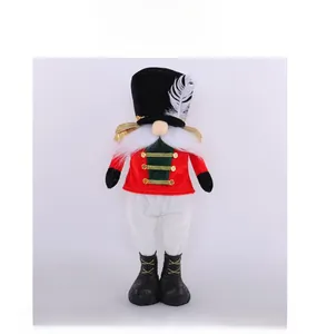 Vue de face du gnome de Noël Casse-Noisette avec boutons dorés et plume blanche