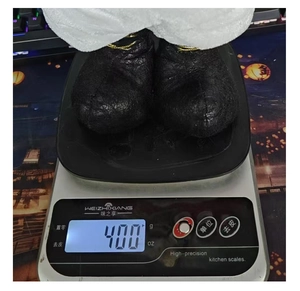 Vue détaillée de la mesure du poids de la poupée de Noël sur balance montrant 400g