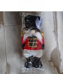 Jouet peluche casse-noisette soldat de Noël en uniforme rouge avec chapeau à plumes