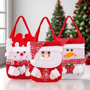 Trois sacs cadeaux de Noël tricotés avec renne, Père Noël et bonhomme de neige