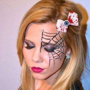 Lazo para el pelo de Halloween con un ojo azul y estampado de sangre sobre blanco
