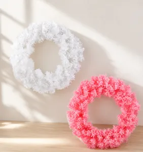 Details von rosa und weißen flauschigen Weihnachtskränzen für die festliche Türdekoration