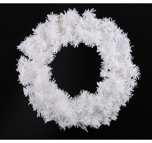 Vista detallada de una corona navideña blanca de espumillón para decoración festiva