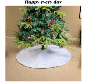 Détail de la jupe de sapin de Noël en peluche blanche montrant la texture douce de la fourrure