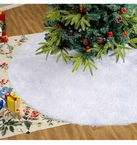 Détail de la texture de la jupe de sapin de Noël en peluche blanche douce