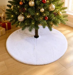 Detail der weichen weißen Plüsch-Weihnachtsbaumdecke mit flauschiger Kunstfell-Textur